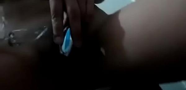  colombiana se masturba usando un pequeño vibrador